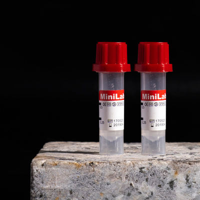 Τριχοειδής συσκευασία δίσκων σωλήνων 0.5ml 100pcs συλλογής αίματος κόκκινων κορυφών